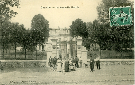 Sur les marches de la Mairie. CPA circulée le 15 septembre 1909 (coll. part.)