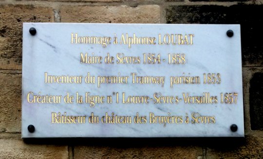 Plaque apposée contre un mur de la station Musée de Sèvres du tramway T2, à Sèvres (92). Cliché J. Larour
