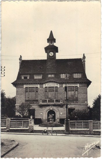 Ex-bureau de Poste du Plateau,  Viroflay, qui a t en service prs de 75 ans. CPSM vers 1950.