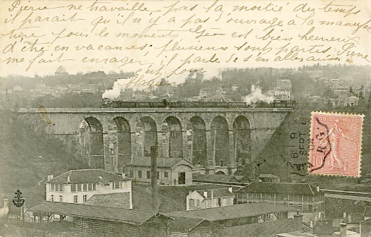 Le train à vapeur  de la ligne Montparnasse-Versailles passe au dessus de la ligne des Invalides à l’approche de Meudon-Val-Fleury, (coll. part.)