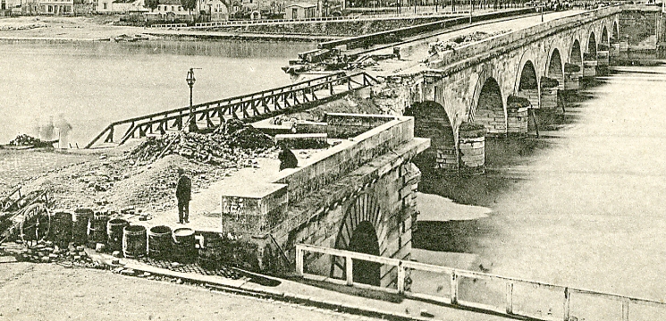 Le pont de Sèvres, vu de Boulogne. Détail de la partie détruite lors de la Commune de 1871. CPA circulée. (coll. part.)