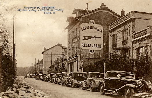 Une quinzaine de véhicules stationnent rue de Jouy, près de la Popote. Un banquet d’aviateurs important devait se tenir ce jour là. Carte éditée par la Popote.