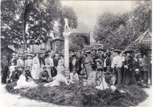 Les amis de Rodin rassemblés lors d’une fête pour le maître. CPM reproduction d’un cliché du musée Rodin de Paris.