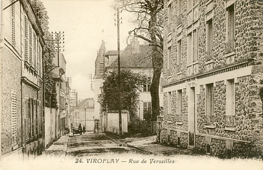 La rue de Versailles dans sa partie qui monte du Village. A gauche un immeuble de rapport puis l’hôtel Aimery. CPA (coll. part.)