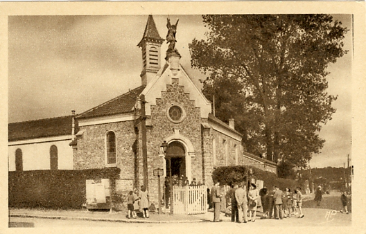 Sortie de messe devant Saint Michel. CPA sépia années 30