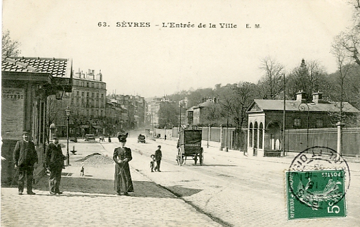 Entrée de la ville. CPA E. Malcuit, SEVRES n° 63, circulée 10/1905 (coll. part.)