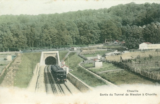 Le train électrique sort du tunnel de Meudon avant d’aborder la courbe vers Chaville-Vélizy. (coll. part.)