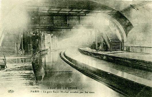 Station Saint-Michel. On ne voit plus que le 3ème rail sortir de l’eau.
