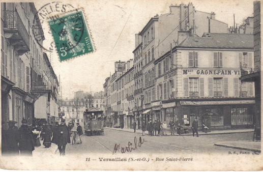 Vue animée de la rue Saint Pierre avec un tram électrique.
