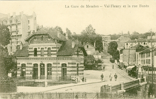 Une autre vue de la gare de Val Fleury prise depuis la rive opposée. On note les claires-voies du séchoir d’une blanchisserie à droite.