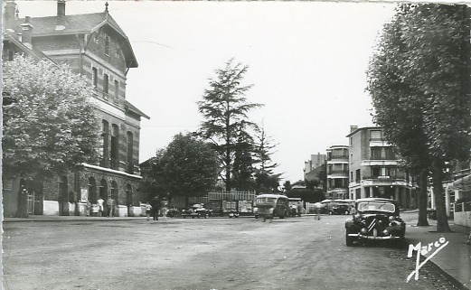 Dans les années 50, la gare de Chaville-Vélizy et la place de Verdun dégagée, vers la Rotonde. On notera les grands arbres du square le long des voies. CPSM N/B bord dentelé.  (coll. part.)