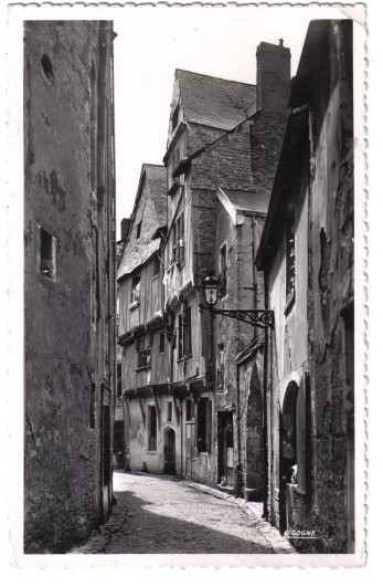 Un aspect du vieux Nantes avec ses poutres et galandages dans des rues étroites. Quelques unes subsistent, en voies piétonnes, après le bombardement massif de septembre 1943 et la reconstruction du centre-ville.