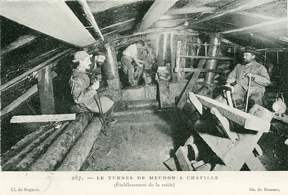 Une autre scène du percement du tunnel ferroviaire Meudon-Chaville. On distingue le boisage de la galerie qui vient d’être creusée à partir du plancher haut du bouclier. A part la différence du creusement sous pression, les tunneliers modernes suivis du train de pose des voussoirs en béton gardent le principe.