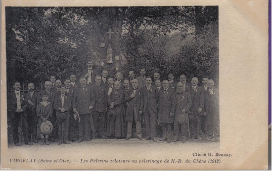 Photo de groupe en 1912 posée devant le Chêne. CPA clihé H. Bonnay. Coll. part.